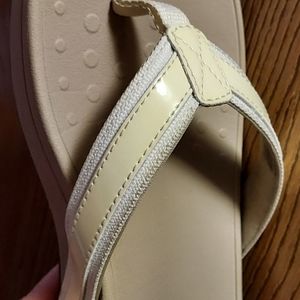 Vionic Sandals Wm 8 Wide, Cream/White/Brown.